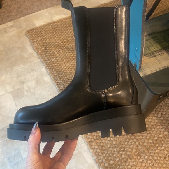 Leather platform Goodnight Macaroon’s version of a “Chelsea boot”. I - Picture 4 of 5